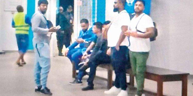 Several gangsters, including Harak Kata, were sent to Madagascar on a private jet by a millionaire in Kandy! To save the group, already given money to a law firm in Madagascar!