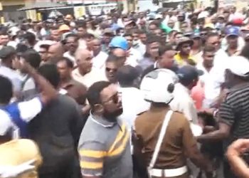 How the port workers halted their work, shut the fort, and walked down the street! VIDEO
