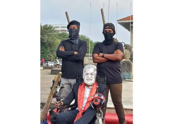 Strange demonstration in Independent  Square against tear gas, chemical weapons, and  sticks! VIDEO