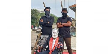 Strange demonstration in Independent  Square against tear gas, chemical weapons, and  sticks! VIDEO