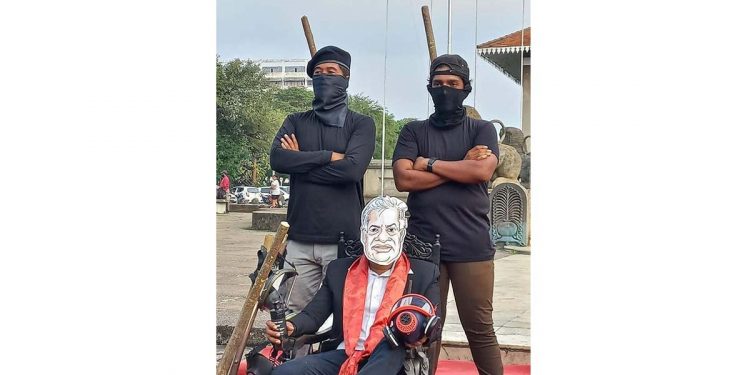 Strange demonstration in Independent  Square against tear gas, chemical weapons, and  sticks! VIDEO