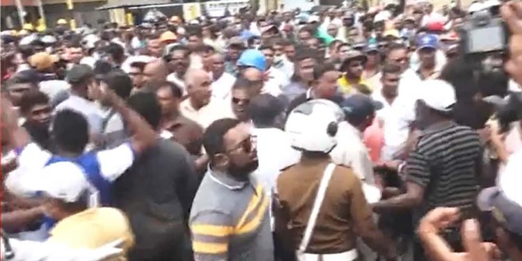 How the port workers halted their work, shut the fort, and walked down the street! VIDEO