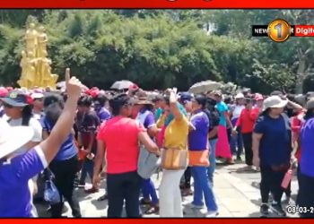 Women on Women’s Day surround the parliament entrance : Colombo surrounded by university students. VIDEO