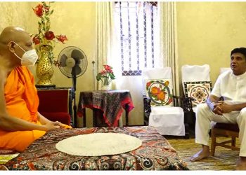 Informing the Reverend Malwatu-Asgiri Theroes of the government’s attempt to delay the elections, Sajith paid a visit to them. VIDEO