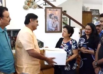 Opposition leader Sajith Premadasa,has stepped forward to assist a veteran artist by providing her with necessary medication. VIDEO