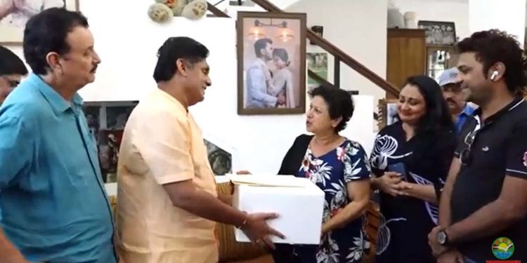 Opposition leader Sajith Premadasa,has stepped forward to assist a veteran artist by providing her with necessary medication. VIDEO