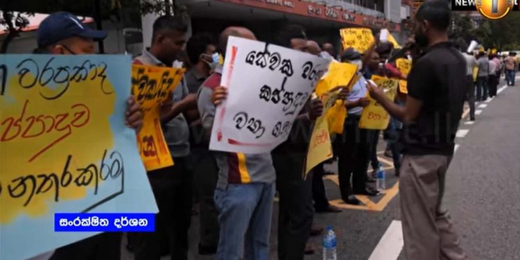 The strike begins! Teachers wear black! Port-Telecom-Oil-Electricity joins! VIDEOS