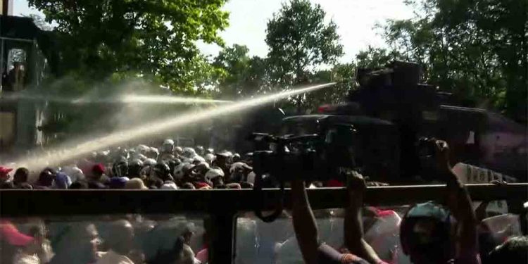 The police deliberately targeted the town hall protest! The police used excrement-laced water to beat the protesters! Many unknown secrets are revealed in the HRC! VIDEO