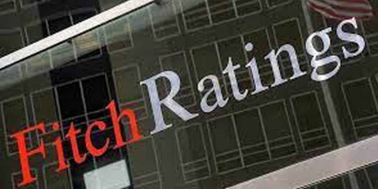 Fitch predicts a sharp depreciation of the rupee by year’s end.