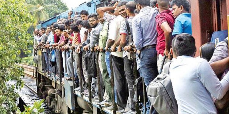 There are no trains! Passengers being victimised! status of the railway stations-VIDEO