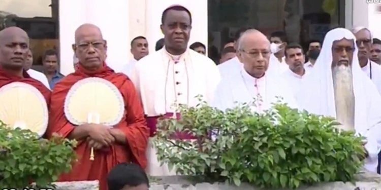 Thousands of people pour into Colombo! Kochchikade! The church bells are ringing! The prayer service has begun! LIVE VIDEO