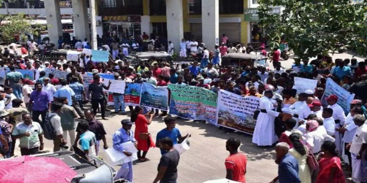 Fishing rivals from Sri Lanka, India gather at Catholic shrine