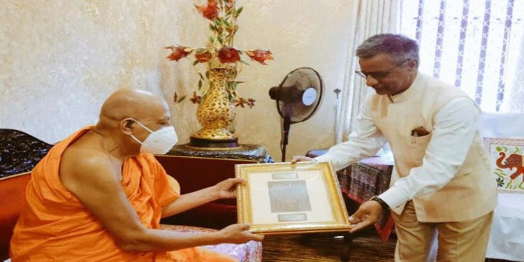 High Commissioner’s call on Mahanayaka Theros of Asgiriya and Malwatta Chapters