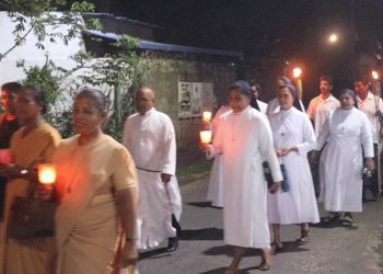 On their way from Katuwapitiya to Kochchikade, a large crowd of protestors passes through Handala junction! VIDEO