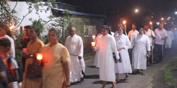 On their way from Katuwapitiya to Kochchikade, a large crowd of protestors passes through Handala junction! VIDEO