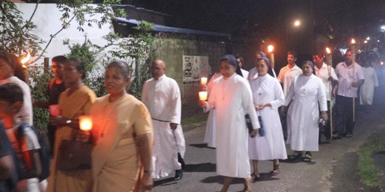On their way from Katuwapitiya to Kochchikade, a large crowd of protestors passes through Handala junction! VIDEO