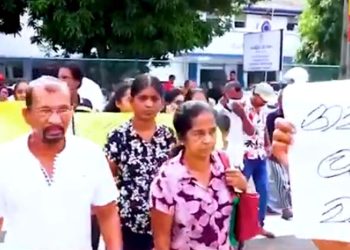 Kalutara scool girl’s death : Over 100 including the deceased mother engaged in a silent protest when the suspects pruduced to the courts today!