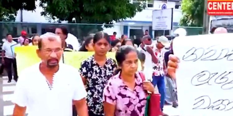 Kalutara scool girl’s death : Over 100 including the deceased mother engaged in a silent protest when the suspects pruduced to the courts today!