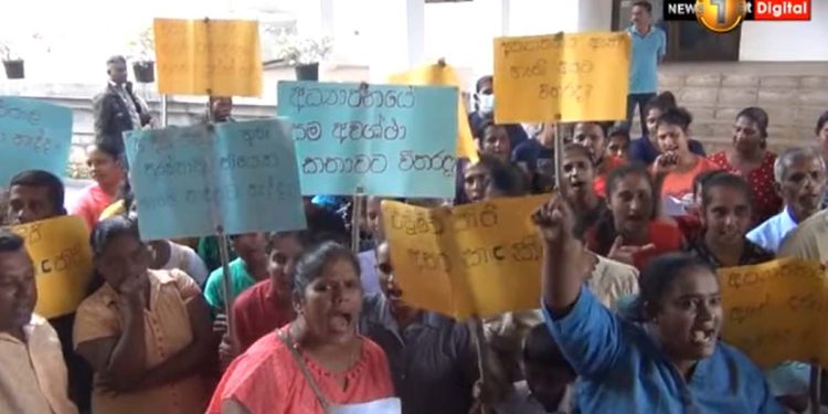 In a school that should have 25 teachers, there are only 14! Parents demonstrate outside the district secretary’s office in Anuradhpura.
