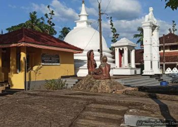 Theft in Atthanagalla Rajamaha Temple; Someone broke in and stole two Buddha statues and a few small caskets thought to be of ancient value.