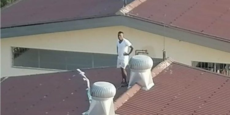 Prisoner in Jaffna Prison climbs to the roof top in looking for a transfer from the current prison I Sri Lanka Latest News