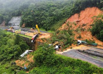 A land slide warning issued for several areas due to the prevailing rainy weather.