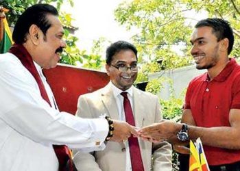 Pohottuva has split over the President’s proposal to remove Janaka Ratnayake, chairman of the Utilities Commission, on the 24th.