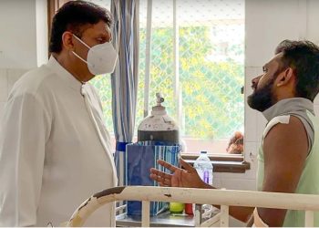 Sajith pays a visit to hospitalised Priyath Nikeshala, who was attacked by former Kaduwela deputy mayor.