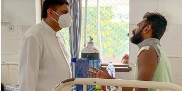 Sajith pays a visit to hospitalised Priyath Nikeshala, who was attacked by former Kaduwela deputy mayor.