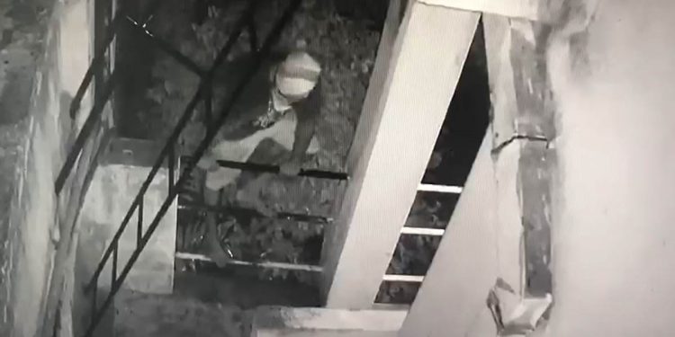 In Dehiwala, police apprehended Navy commander’s house robber.