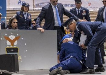 Joe Biden tripped and fell on the stage during a Navy graduation ceremony at the Colorado Navy Base I Sri Lanka Latest News