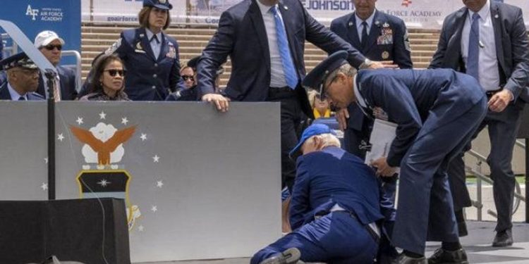 Joe Biden tripped and fell on the stage during a Navy graduation ceremony at the Colorado Navy Base I Sri Lanka Latest News