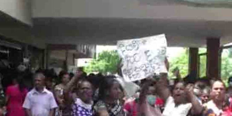 Discrepancies in selection of ‘ Aswasuma’ recipients trigger nationwide protest by ‘Samurdhi’ beneficiaries I Sri Lanka Latest News    