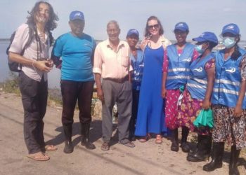 During their visit to Sri Lanka, a Swedish couple cleaned Gurunagar beech I Sri Lanka Latest News