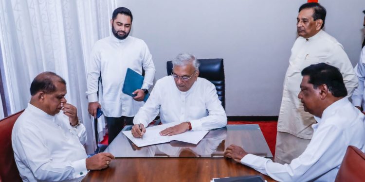 Welgama joins SJB in signing the no-confidence motion against Keheliya I Sri Lanka Latest News