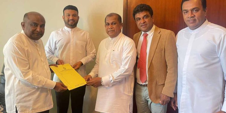 The motion of no confidence against Keheliya handed over to the speaker at exactly 2 pm! I Sri Lanka Latest News