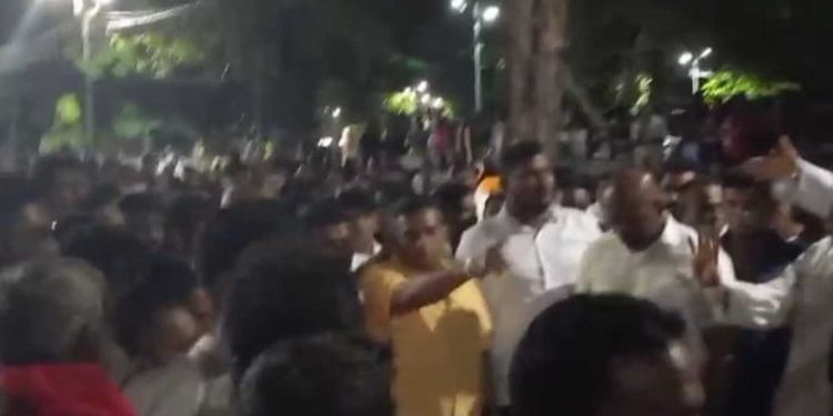 Kataragama, Kapumahathaya, and Basnayaka nilame were involved in a brawl presence of devotees: police intervene  I Sri Lanka Latest News