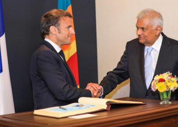 Ranil goes to Katunayake to see the French President! Discusses for 15 minutes! PHOTOS I Sri Lanka Latest News
