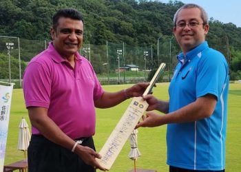 Japan cricket association awarded a signed cricket bat by the Sri Lankan team I Sri Lanka Latest News