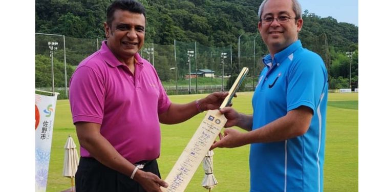 Japan cricket association awarded a signed cricket bat by the Sri Lankan team I Sri Lanka Latest News
