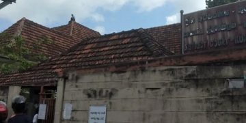 A protester climbs the roof of the Kurunegala court complex I Sri Lanka Latest News