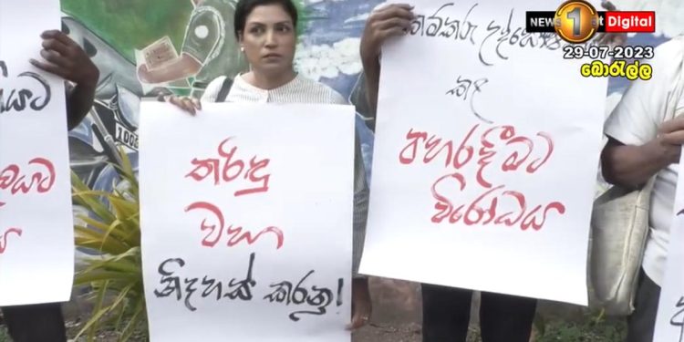 A protest was held in front of the Borella police station, demanding the release of Journalist Tharidu  I Sri Lanka Latest News