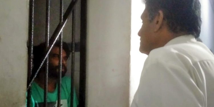 Sajith paid a visit to journalist Tharidu at the Borella police station last night  I Sri Lanka Latest News