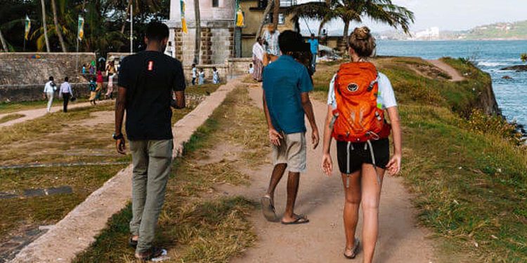 Police nabbed the suspect posed as a tour guide and robbed a foreign tourist  I Sri Lanka Latest News        