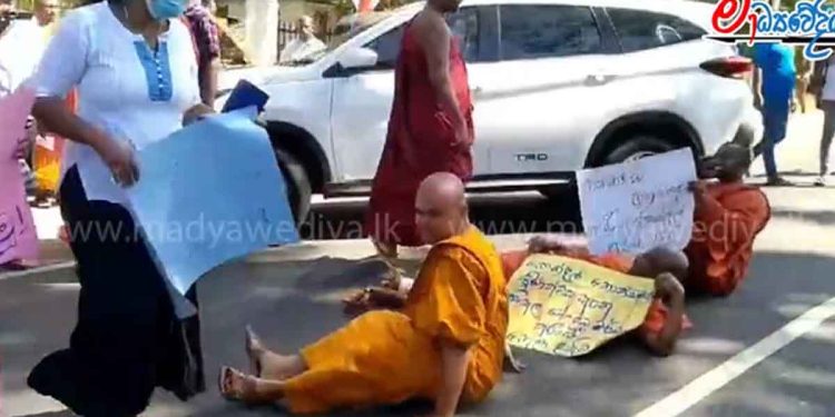 Buddhist monks lay down on the highway and protested against Governor Sendil  I Sri Lanka Latest News