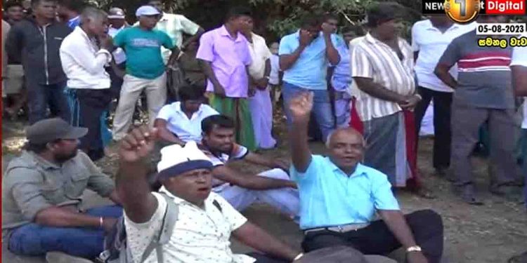 Walawe farmers gathered at Samanala reservoir spill gate demanding water for their farm lands  I Sri Lanka Latest News