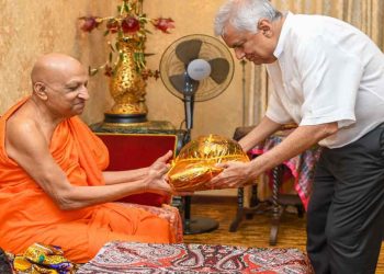 President visit Kandy and meets the Malwathu & Asgiri Maha Na Theras and receives blessings!  I Sri Lanka Latest News