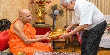 President visit Kandy and meets the Malwathu & Asgiri Maha Na Theras and receives blessings!  I Sri Lanka Latest News