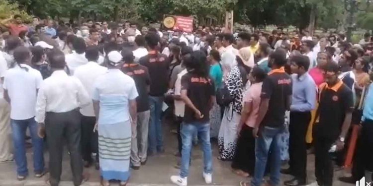 Fonseka gathered to town hall with a large crowd! The police surround the town hall! VIDEO I Sri Lanka Latest News