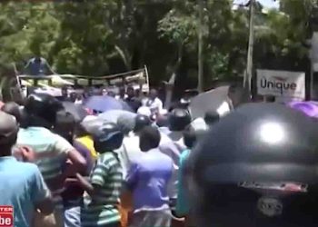 Walawe Farmers siege agriculture minister’s house demanding water  I Sri Lanka Latest News